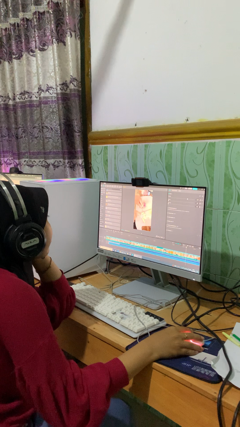 kegiatan anak asrama mengedit Video di ruang IT