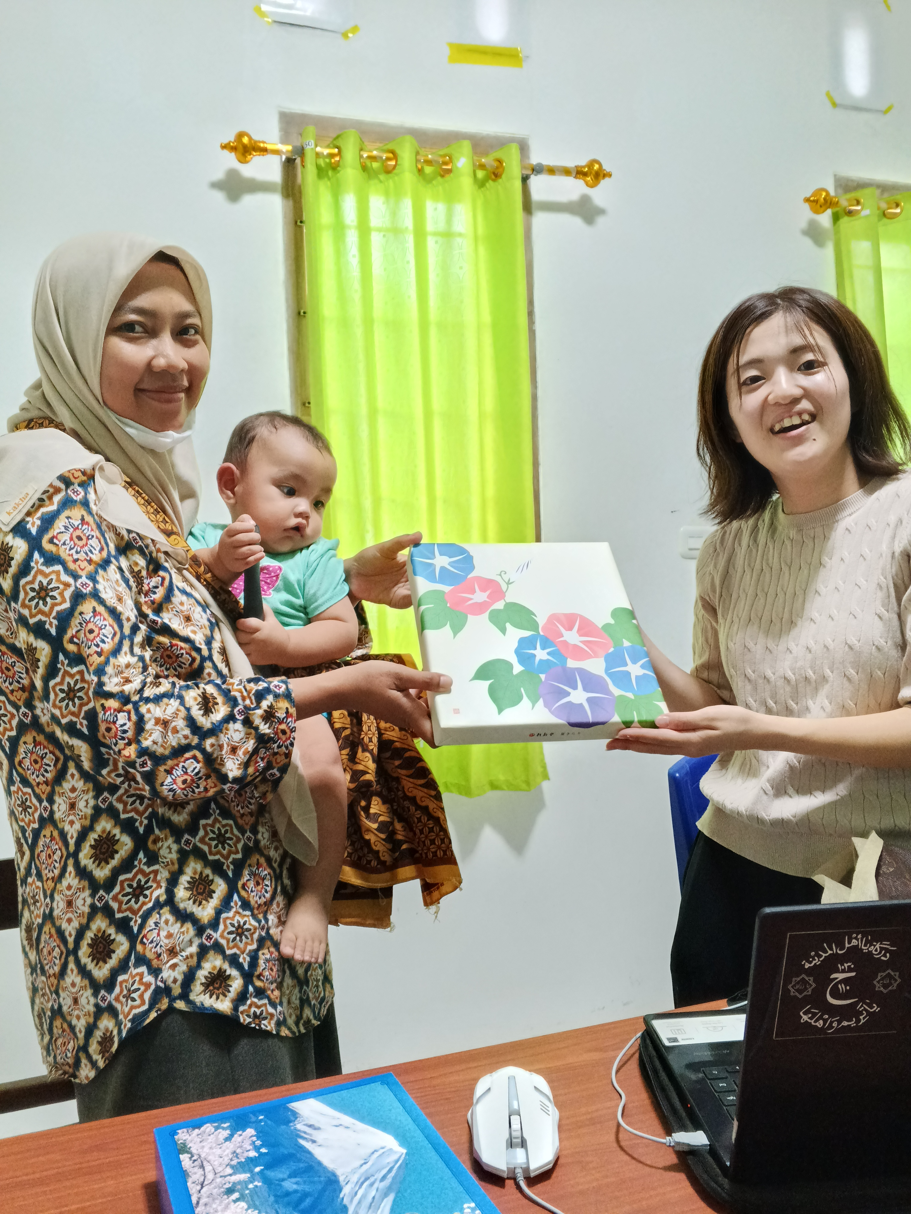 Gift dari Ms. Hana Takahashi