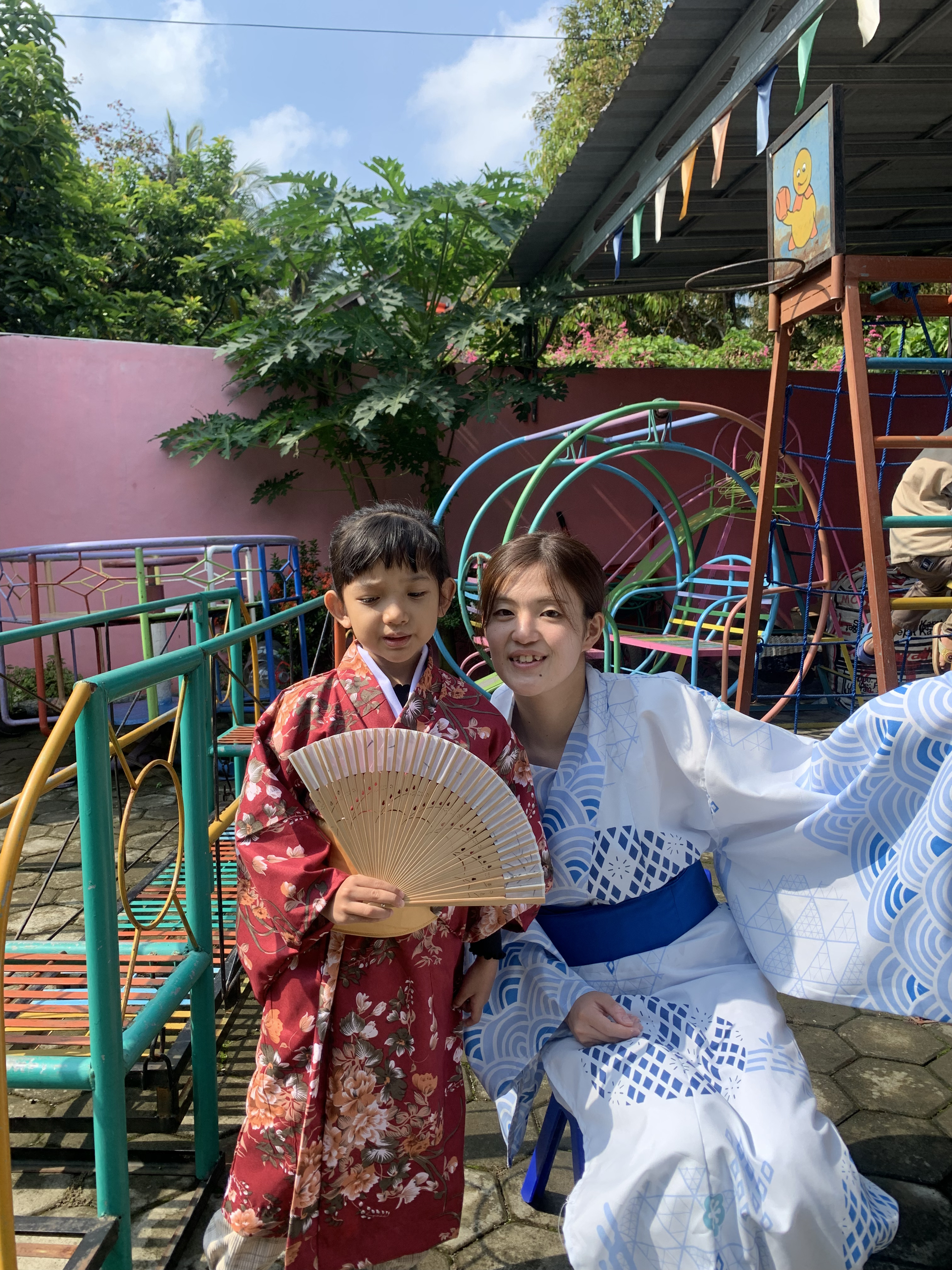 memakai baju ada jepang (kimono)