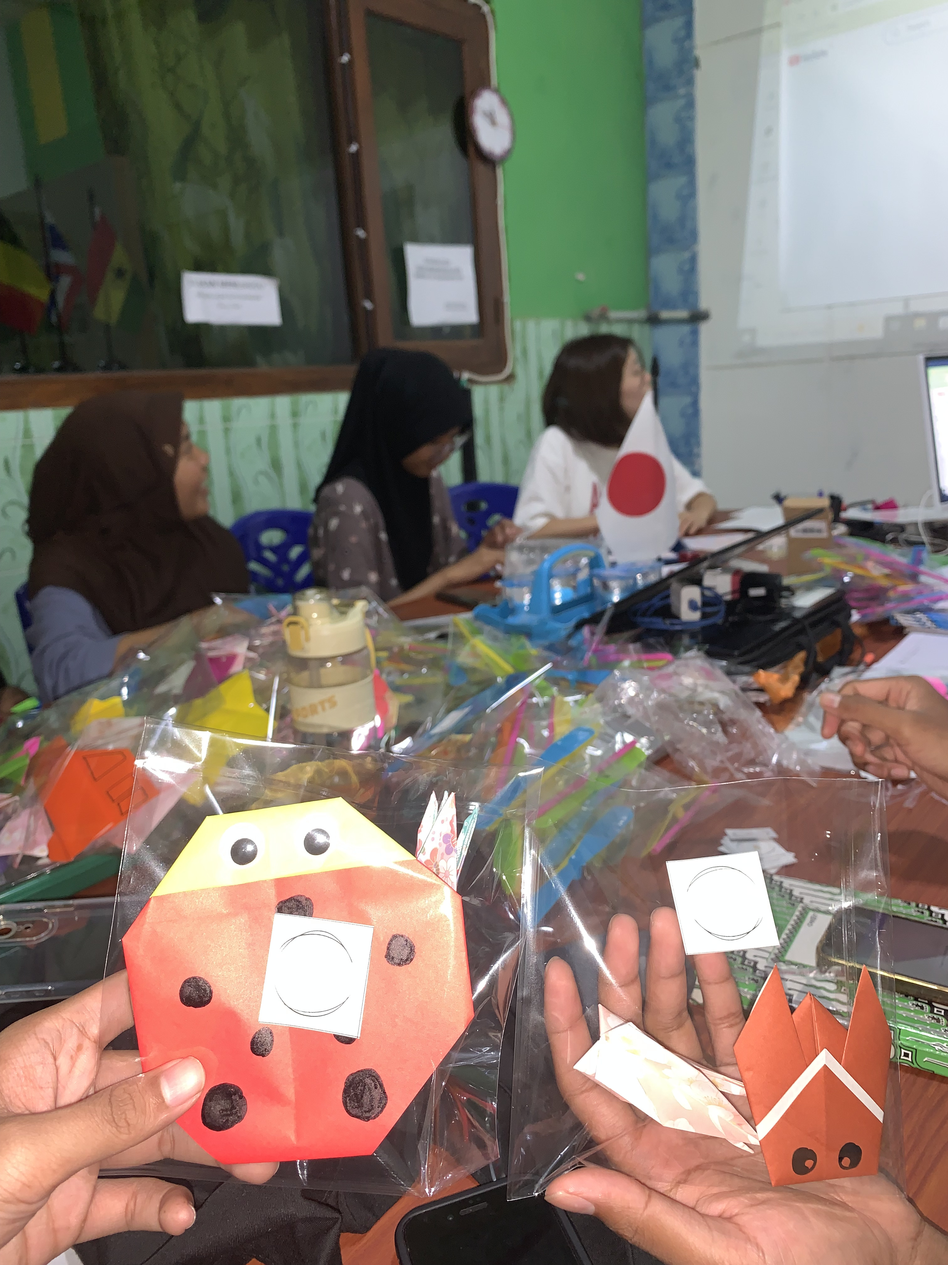 membuat hadiah untuk anak anak PAUD USNIA